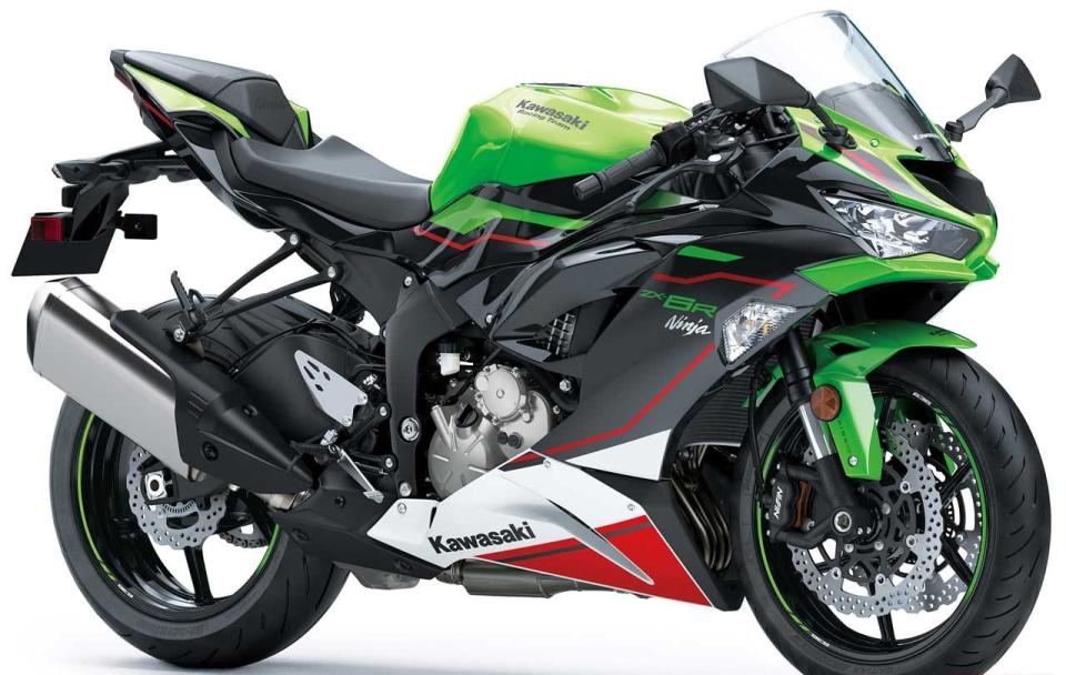 ▲2021年式KAWASAKI Ninja ZX-6R KRT EDITION ■水冷式四行程並列4缸DOHC 4汽門 636cc 126ps/13500rpm 7.1kg-m/11000rpm ■197kg（裝備重量）坐墊高度830mm 17L ■輪胎F=120/70ZR17 R=180/55ZR17 ●售價：135萬3000日圓 雖然是600cc超級運動車款，但是卻不被規定限制所束縛的將排氣量設定為636cc，比其他競爭對手還多出了37cc。因此，Ninja ZX-6R的最大馬力是同級別車款中最高的126ps，再加上沖壓進氣導管的效果，所以不管是在街道騎乘或者是賽道上，都能夠讓騎士享受到馬力充沛的騎乘表現。 已經問世的2021年式是以2019年推出的ZX-6R為基礎，目前推出了兩種新色，分別是賽車風格的KRT Edition以及白×灰的STD版。 包括3段式＋可以關掉的循跡控制系統、2段式馬力模式以及電子快排（升檔）等等電子控制功能在內，除了車體顏色以外，KRT Edition與STD版在配備以及性能方面都是一樣的。