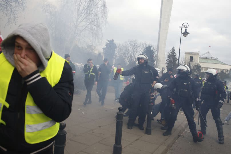 Des manifestants affrontent la police à Varsovie.