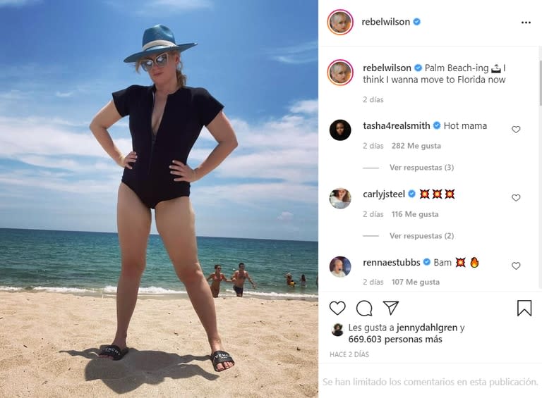 Con un moderno traje de baño enterizo, un sombrero y ojotas de Givenchy, Rebel Wilson posó en la playa para sus seguidores