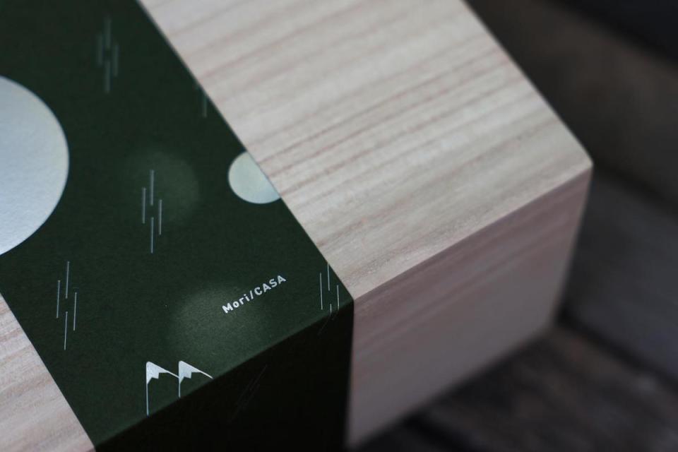 「月麓中秋限量盒」以桐木木盒盛裝，質感爆棚。（森/CASA提供）