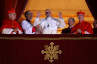 �^VATICAN CITY, VATICAN - MARCH 13: Newly elected Pope Francis I speaks to the waiting crowd from the central balcony of St Peter's Basilica on March 13, 2013 in Vatican City, Vatican. Argentinian Cardinal Jorge Mario Bergoglio was elected as the 266th Pontiff and will lead the world's 1.2 billion Catholics. (Photo by Peter Macdiarmid/Getty Images)