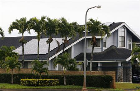 A view of houses with solar panels in the Mililani neighbourhood on the island of Oahu in Mililani, Hawaii, December 15, 2013. REUTERS/Hugh Gentry