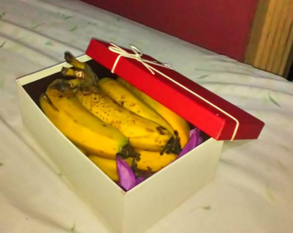 Una caja de plátanos