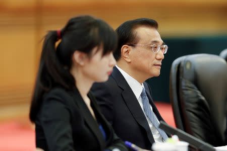 Chinese Premier Li Keqiang meets with Vietnamese Prime Minister Nguyen Xuan Phuc (not pictured) after a welcoming ceremony at the Great Hall in Beijing, China September 12, 2016. REUTERS/Lintao Zhang/Pool