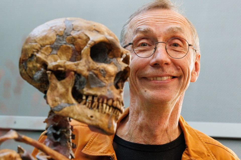 El científico sueco Svante Pääbo junto a un cráneo.
