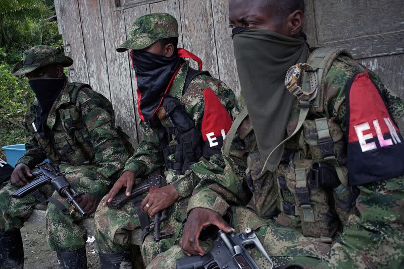 Foto de archivo. Rebeldes de la guerrilla del Ejército de Liberación Nacional (ELN) descansan frente a la casa de un campesino, en las selvas del departamento del Chocó