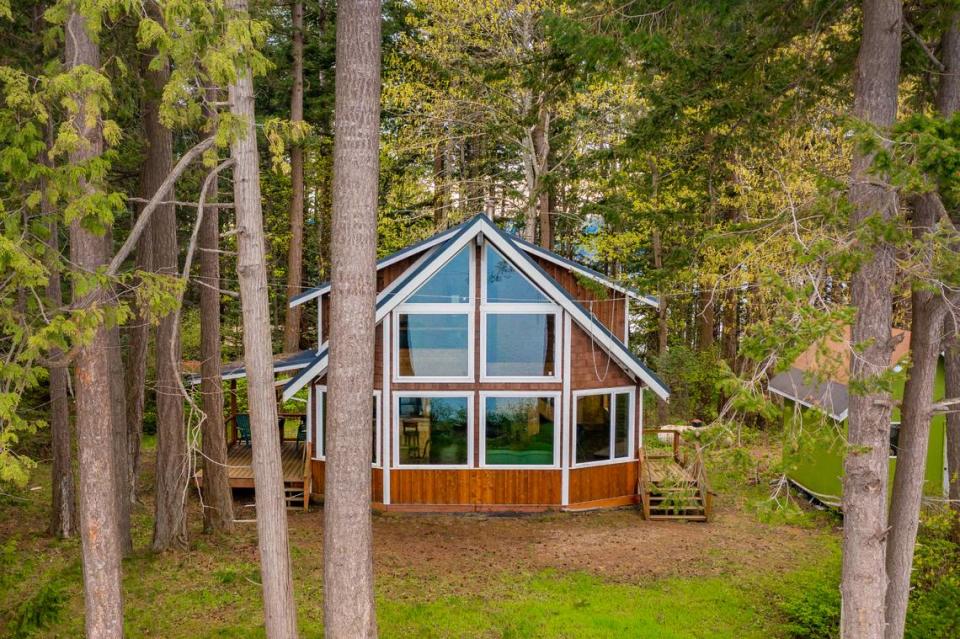 Cabin real estate listing at 62 Eliza Island in Bellingham, Wash.