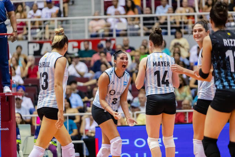 Las Panteras son campeonas de la Copa Panamericana: Nizetich celebra un punto junto a sus compañeras