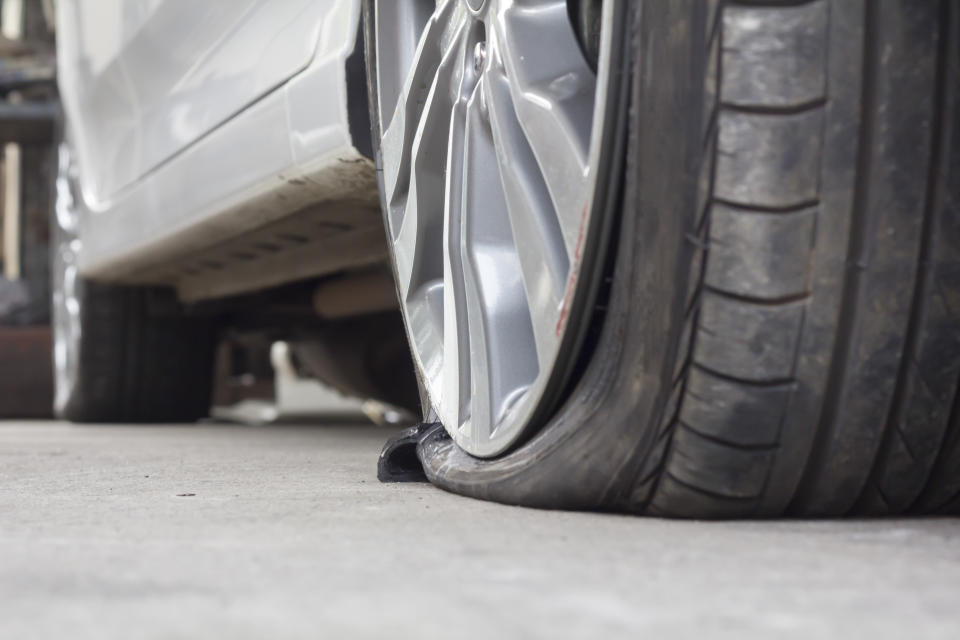 Mit einem nicht ganz so detaillierten Foto von einem platten Reifen wäre sie vielleicht durch gekommen. (Symbolbild: Getty)