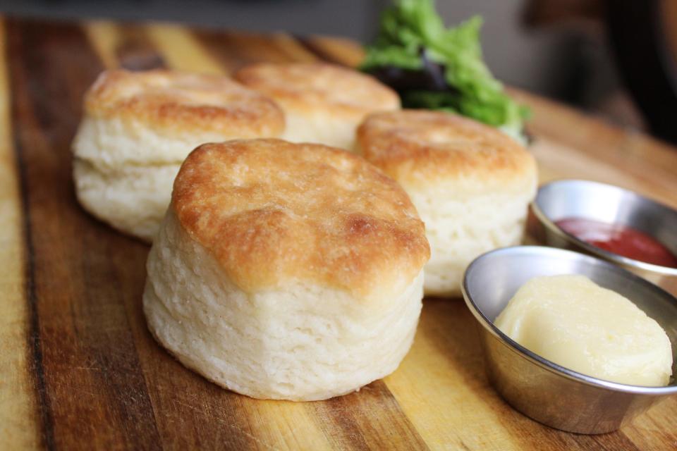 Fresh buttermilk biscuits are available in Bubba's 2021 Thanksgiving To-Go meal kit.