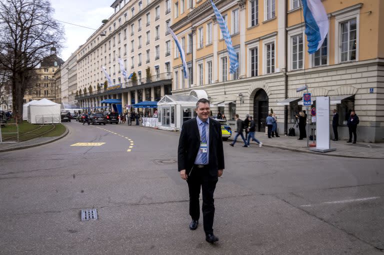 El ministro de Defensa de Finlandia, Mikko Savola, frente al hotel Bayerischer Hof de Munich durante la Conferencia de Seguridad 