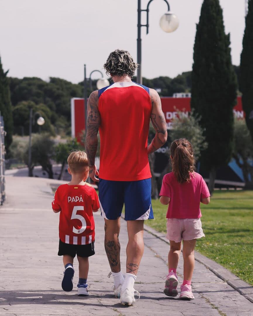 Rodrigo De Paul junto a sus dos hijos. Foto/Instagram: @rodridepaul