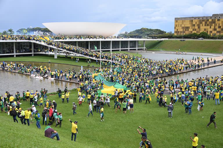 Seguidores del ex Presidente Jair Bolsonaro se enfrentan con la policía en cercanías del edificio del Congreso Nacional en Brasilia.