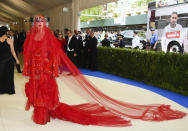 <p>En una fiesta de Halloween no hubiera desentonado este diseño de la Maison Margiela, pero para asistir a la Met Gala no nos parece el más adecuado. (Foto: Gtres). </p>