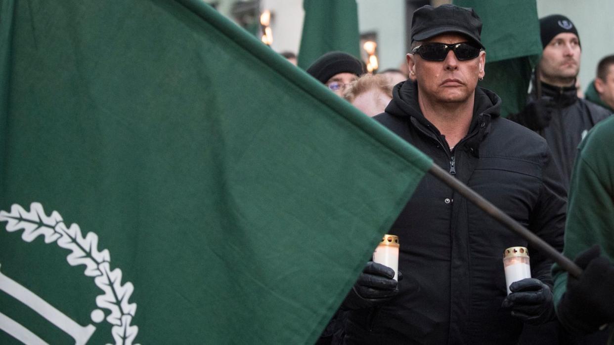 Mit Fahnen und Kerzen in der Hand gehen Demonstrationsteilnehmer der rechtsextremen Kleinstpartei «Der dritte Weg» während eines Marsches durch die Innenstadt von Fulda.