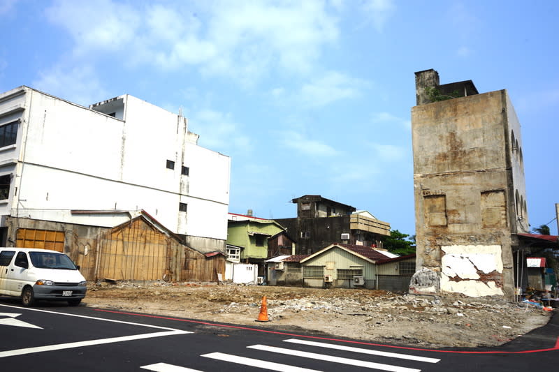 強震重創花蓮  北濱街傾倒建物拆除成空地 0403強震重創花蓮，當地多棟建物受損嚴重，其中一 棟位於北濱街的傾倒建物已完成拆除作業，現場剩下 一片平地。 中央社記者張祈攝  113年4月20日 