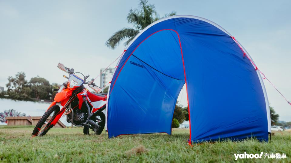 將車輛停在帳篷外，Dromedary通風設計也可當作野炊帳使用。