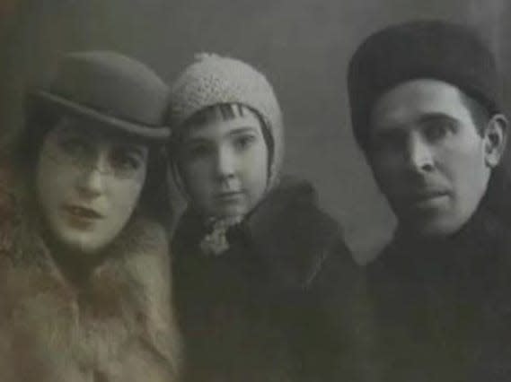 Vanda Semyonovna Obiedkova, as a child, with her parents.