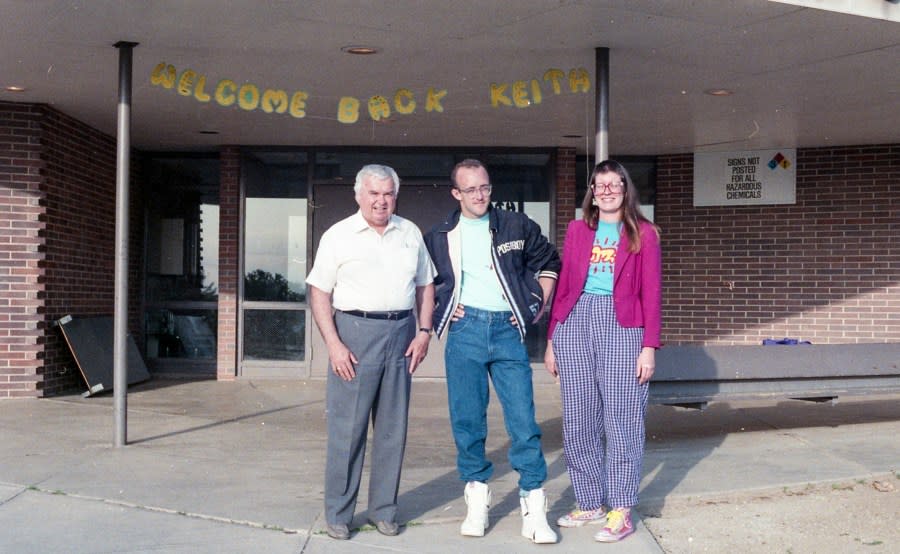 Haring (center) returned to the Iowa City school in May 1989, pictured with school principal Paul E. Davis and art teacher Colleen Ernst (courtesy of Stanley Museum of Art).
