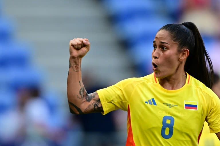 La mediocampista colombiana Marcela Restrepo celebra tras anotar un gol en el partido entre Colombia y Nueva Zelanda, por el Grupo A del torneo femenino de fútbol de los Juegos Olímpicos de París, en el estadio de Lyon el 28 de julio de 2024. (Olivier CHASSIGNOLE)