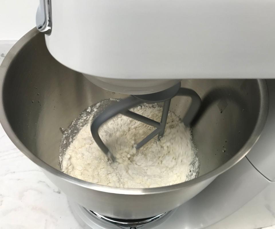 Kenwood Chef XL Titanium Stand Mixer mixing