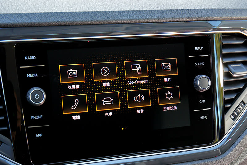 雖然不是高規車型但同樣配有8吋螢幕與Apple CarPlay/Android Auto功能。