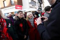 Rosie Duffield, la candidata del Partido Laborista para Canterbury, se reúne con activistas mientras asiste a una manifestación en Canterbury, Reino Unido, el 1 de diciembre de 2019