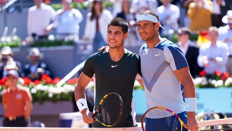 艾卡拉茲（Carlos Alcaraz）擊敗同胞前輩「蠻牛」納達爾（Rafael Nadal）。（圖／翻攝自MMOPEN推特）