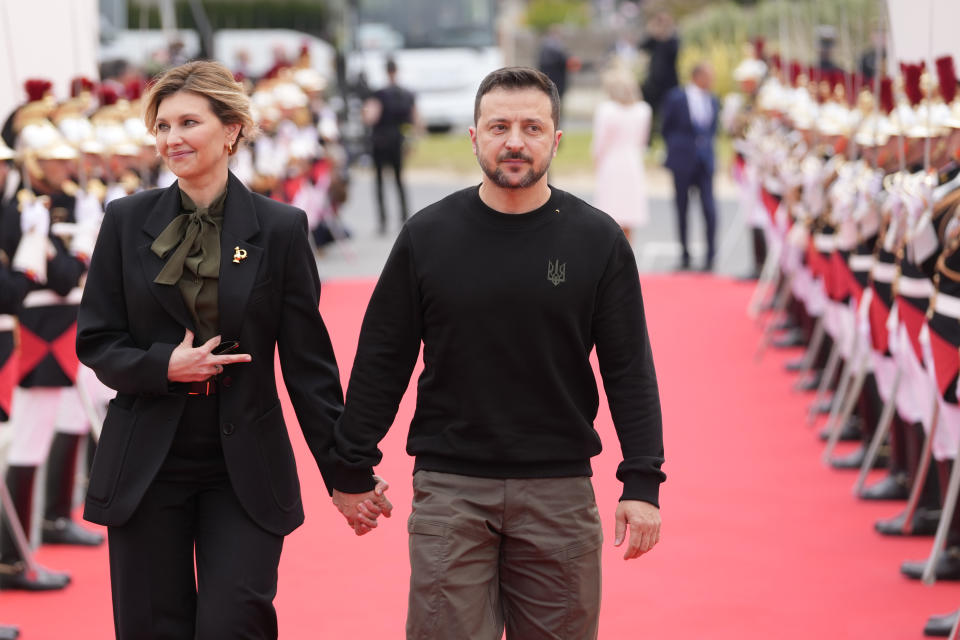 El presidente ucraniano, Volodymyr Zelenskyy, y su esposa, Olena Zelenska, llegan a la conmemoración internacional del Día D, en la playa de Omaha, el jueves 6 de junio de 2024 en Normandía, Francia. (AP Foto/Viginia Mayo)