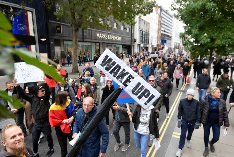 Manifestantes que se oponen a las restricciones por el coronavirus marchan en Londres, Inglaterra