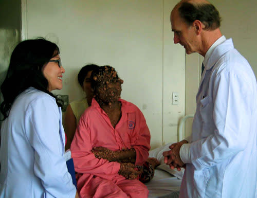 Professor McKay McKinnon, examines Thach Thi Sa Ly before her surgery. (Photo courtesy of TNO)