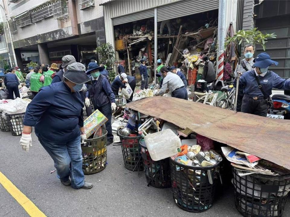 ▲居家環境中最怕遇到有囤物癖的鄰居，高雄三民區有囤積長達30年的垃圾屋，經衛生局開發，最終動員60位志工清運、花10天始恢復原貌。（三民區公所提供） 