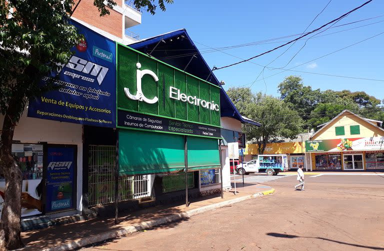 Los locales GSM y J&C; Electronic, en la calle Iguazú casi esquina avenida San Martín, desde allí Ezequiel Nuñes realizó varios "hackeos" o duplicaciones de SIM cards, otros trabajos los realizó con el wi-fi de la casa. Los locales fueron allanados pero ya la otro día seguían trabajando normalmente. "Necesitamos que nos devuelvan aparatos que dejaron clientes para reparar", reclama César Mercado, dueño de los locales y amigo del padre de Ezequiel Nuñes.