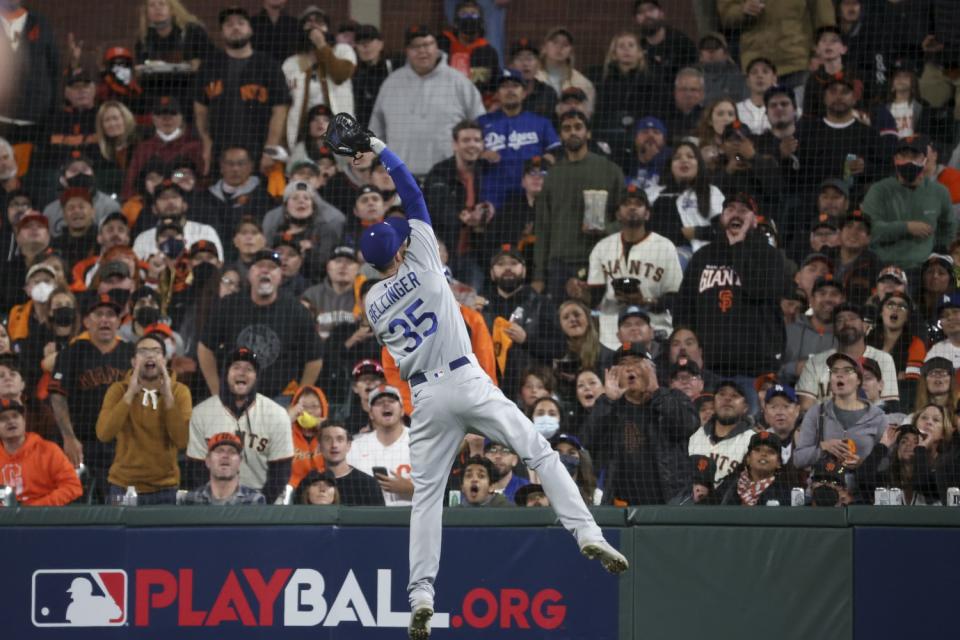Dodgers first baseman Cody Bellinger catches a pop up fly by Giants' Darin Ruf