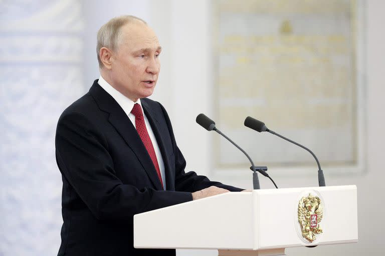 El presidente ruso, Vladímir Putin, pronuncia un discurso ante los graduados de las escuelas militares superiores en el Kremlin, en Moscú, el 21 de junio de 2023.