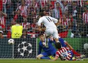 Real Madrid's Gareth Bale shoots wide as Atletico Madrid's Tiago (R) tries to stop him during their Champions League final soccer match at Luz stadium in Lisbon, May 24, 2014. REUTERS/Michael Dalder (PORTUGAL - Tags: SPORT SOCCER)