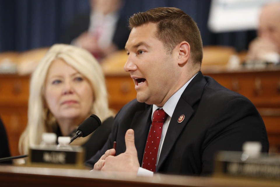 El representante republicano Guy Reschenthaler habla en la sesión de la Comisión de Asuntos Jurídicos que debate los cargos contra el presidente Donald Trump, jueves 12 de diciembre de 2019 en el Congreso, Washington. A su izquierda la republicana Debbie Lesko. (AP Foto/Andrew Harnik)