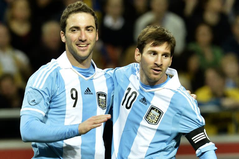 Gonzalo Higuaín junto a Lionel Messi con la camiseta de la selección argentina