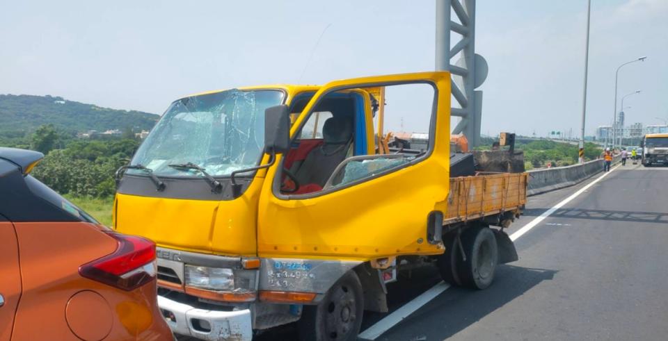 台61線西濱快速公路通霄路段1日發生重大車禍事故，1輛工程車準備作業時遭後方大貨車追撞，導致2人無生命跡象送醫。（民眾提供）