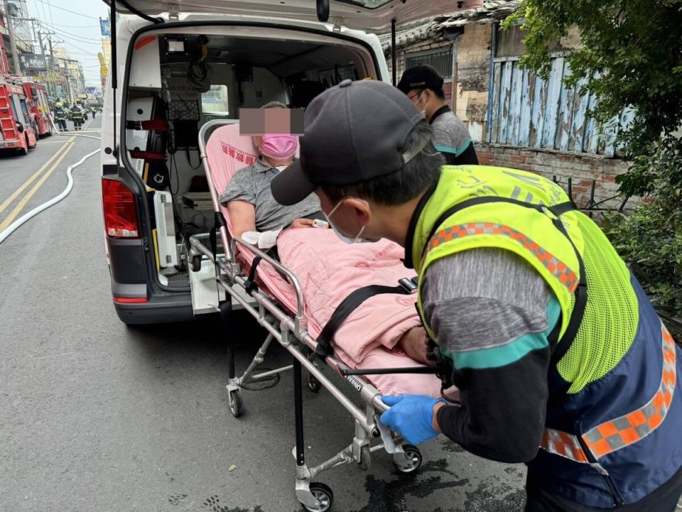 ▲田中鎮南北街民宅與東路街的壽山堂發生火警，造成85歲陳姓老翁一度燒燙傷送醫。（民眾提供）