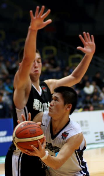 「籃球憲哥」吳宗憲（圖下）新高26分13籃板率東泰連2 季晉八強。資料照片
