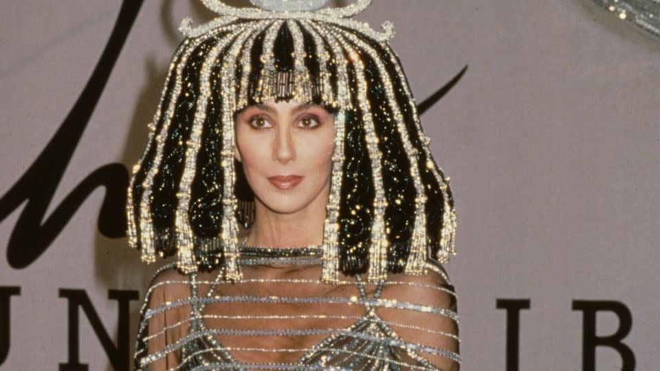 Remember When Cher Dressed As Cleopatra For Halloween In 1988 2452