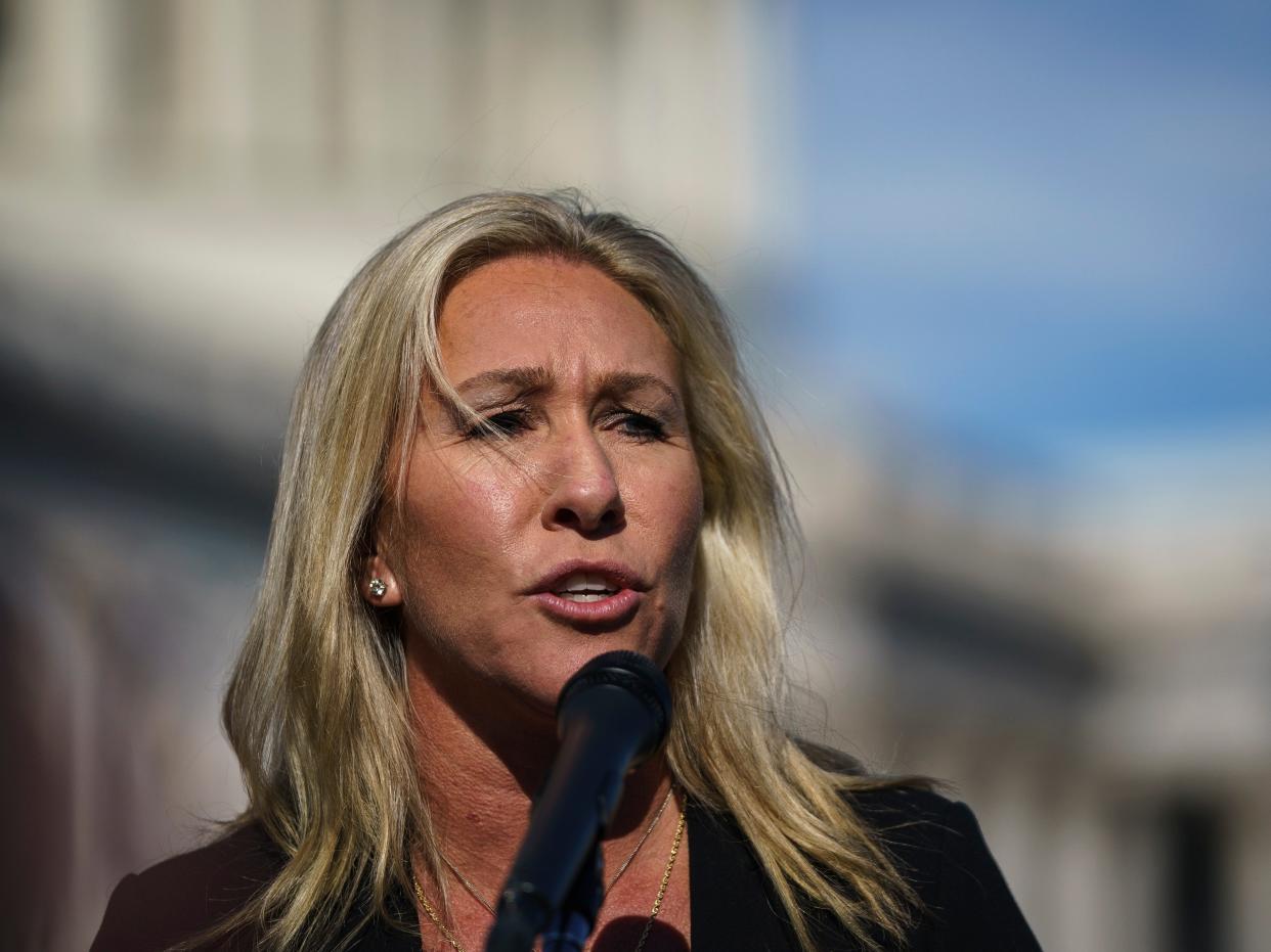 La representante Marjorie Taylor Greene, habla durante una conferencia de prensa fuera del Capitolio de EE. UU. (Getty Images)