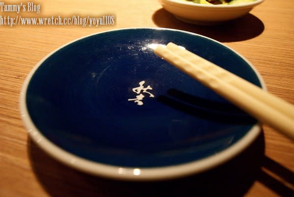 桌上的碟子，很有日本的味道。