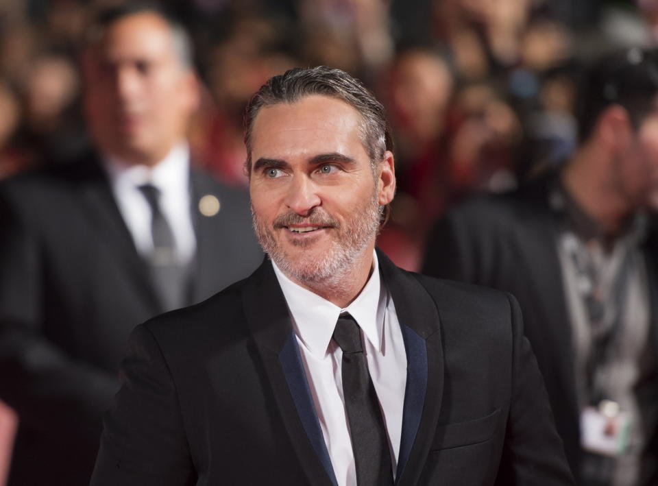 El actor Joaquin Phoenix llega al estreno de "Joker" ("Guasón") en el Festival Internacional de Cine de Toronto, el lunes 9 de septiembre del 2019 en Toronto, Canadá. (Nathan Denette/The Canadian Press vía AP)