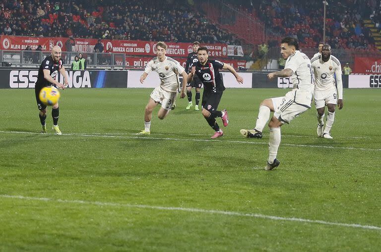 Leandro Paredes ejecuta con potencia y precisión el penal: la pelota entrará por un ángulo; el mediocampista se sintió más cómodo y útil en el esquema 4-3-3 que elige Daniele De Rossi.