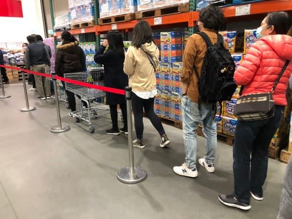 網友分享好市多北投店民眾乖乖排隊買暖暖包的景象。（圖／翻攝自COSTCO 好市多 消費經驗分享區）