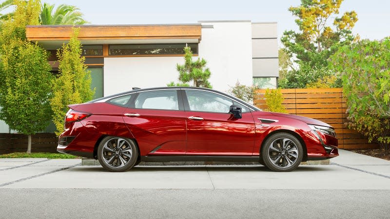 Side profile of a Honda Clarity Fuel Cell