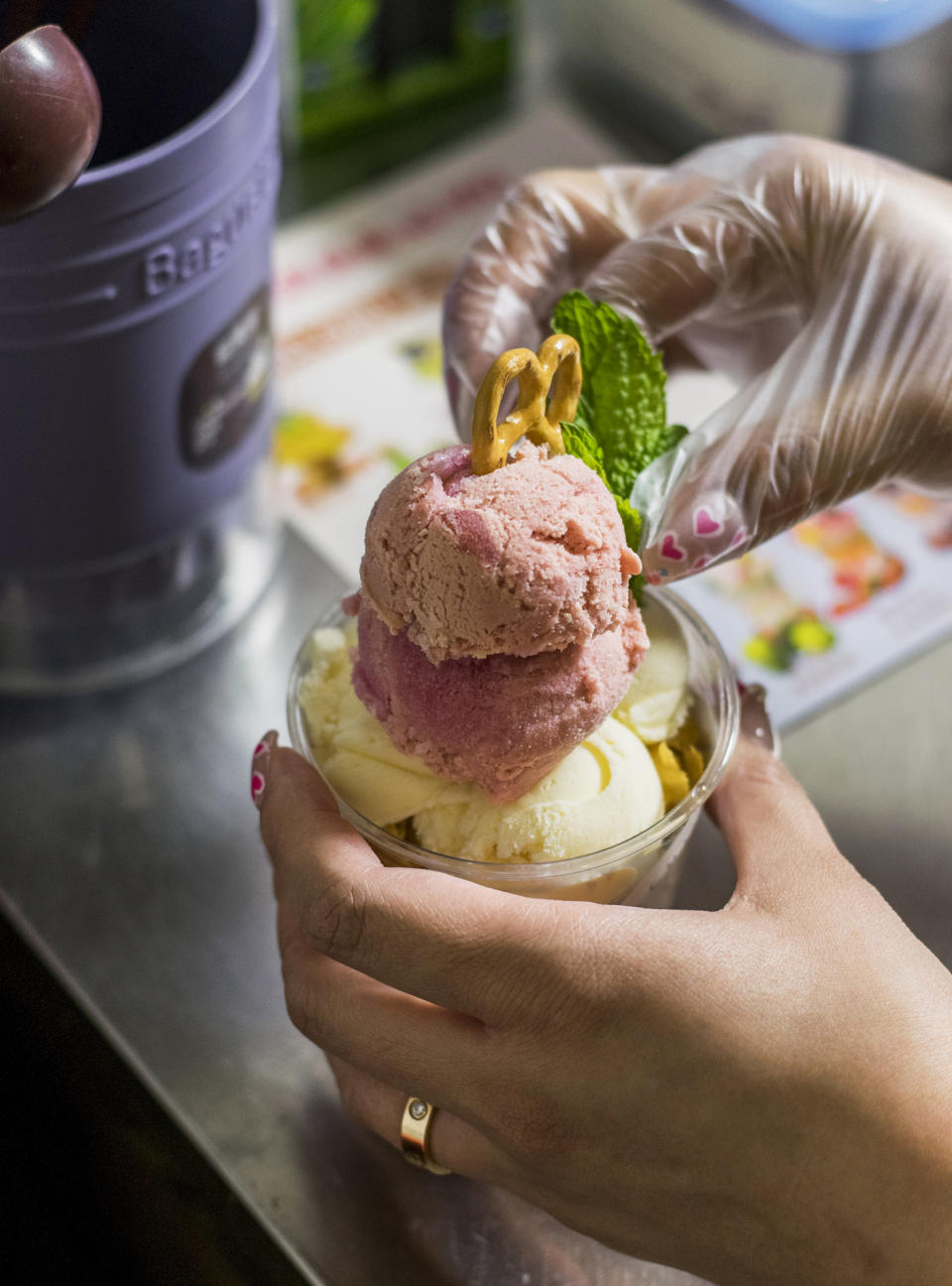 西貢美食︱西貢海傍甜品店七彩雪糕杯 必試新鮮生果製巨型菠蘿冰