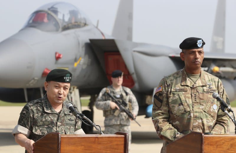 因應北韓第5度試爆核彈，美軍B-1B匿蹤戰略轟炸機13日飛臨朝鮮半島，美軍與韓軍領導人在烏山基地召開記者會說明（AP）